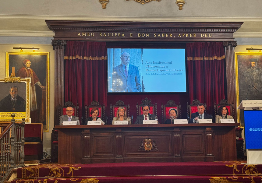 El homenaje a Ramon Lapiedra se ha celebrado en el paraninfo de la Universitat de València.